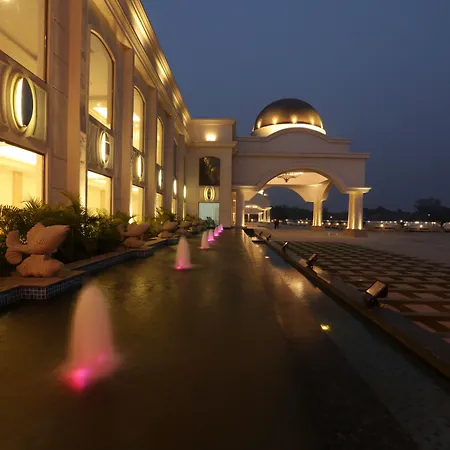 Ramada By Wyndham Lucknow Hotel And Convention Center-2